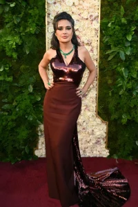 Salma Hayek Pinault Tampil Memukau dengan Power Suit Merah di Upacara Pembukaan Piala Dunia