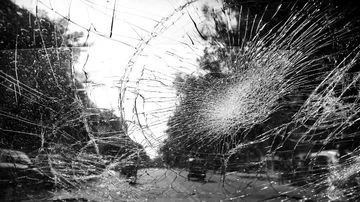 Sedan BMW Diamuk Massa di Jakarta Barat Setelah Tabrak Lari