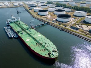 Selat Hormuz Siap Banjiri Kilang Asia dengan 62 Juta Barel Minyak