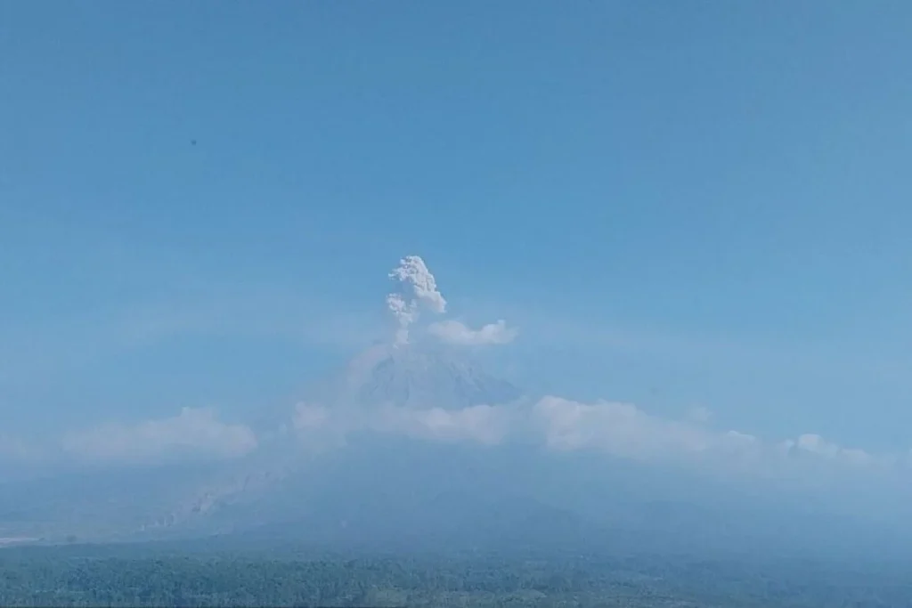 Semeru Kembali Muntahkan Abu Setinggi 1 Kilometer, Warga Diminta Waspadai