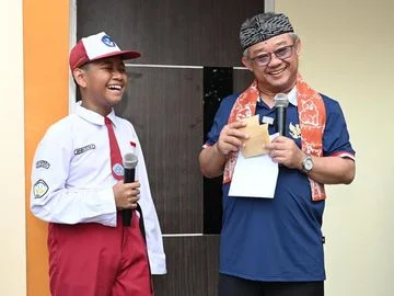 Siswa SD Lancar Ngomong Bahasa Inggris dengan Mendikdasmen