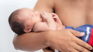 Skin to Skin dengan Bayi Bisa Bikin Ayah Lebih Tenang dan Mencegah Depresi