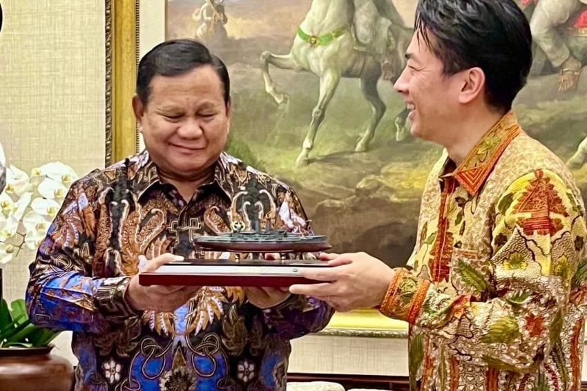 Suvenir Kapal Perang Mikasa dari Menhan Jepang untuk Presiden Prabowo