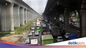 Tol Japek Arah Jakarta Macet, 2 KM Ditempuh 20 Menit