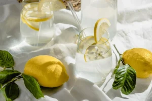 Tren Minum Air Lemon Setiap Pagi: Benarkah Bisa Membersihkan Racun Tubuh?