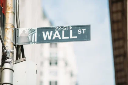 Wall Street Anjlok Jelang Rilis Data Inflasi AS dan IPO SpaceX