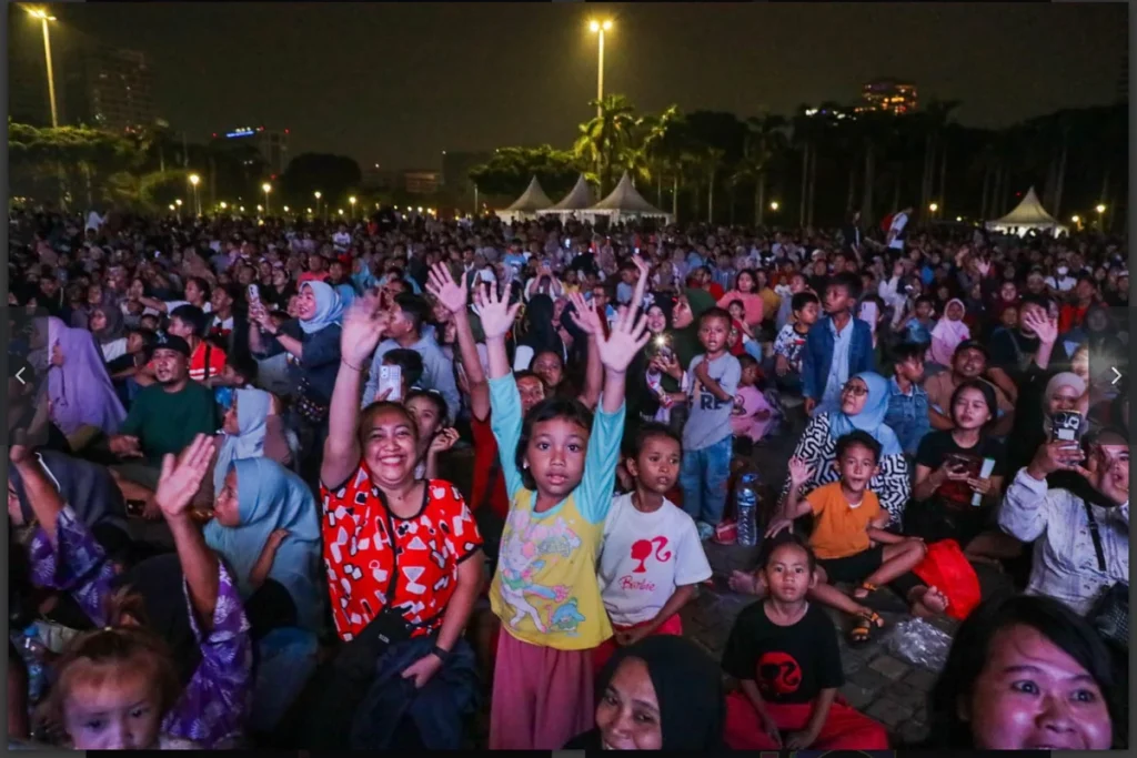 Warga Jakarta Gelar Tikar di Jalan untuk Makan Malam HUT ke-499