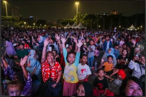 Warga Jakarta Gelar Tikar di Jalan untuk Makan Malam HUT ke-499