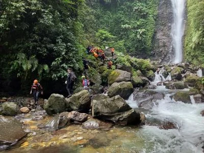 Warga Jaktim Tewas Terbawa Arus Saat Berenang di Curug Ciparay Bogor