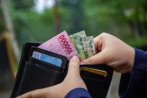 Warga RI Mengatur Pengeluaran dengan Ketat di Tengah Ekonomi Tak Pasti