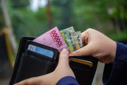 Warga RI Mengatur Pengeluaran dengan Ketat di Tengah Ekonomi Tak Pasti