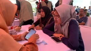 Warga Surabaya Antusias Coba Sistem Perlinsos untuk Verifikasi Bansos Mandiri