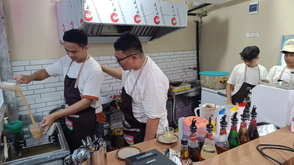 Warung Kopi Merakyat Hadir di Jalan Ibrahim Adjie Berawal dari Kesulitan Pegawai