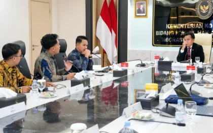 Yusril Mahendra Terima Audiensi BEM SI, Janji Sampaikan Tuntutan ke Presiden