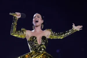 5 Berita Populer: Kisah Cinta Katy Perry, Spotify Puji Lagu No Na, dan Reuni David Harbour dan Millie Bobby Brown