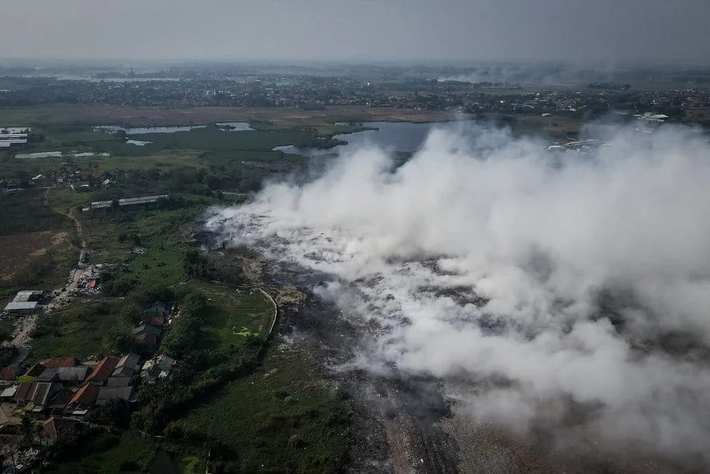 BNPB Terapkan Water Bombing Atasi Kebakaran TPA Jatiwaringin