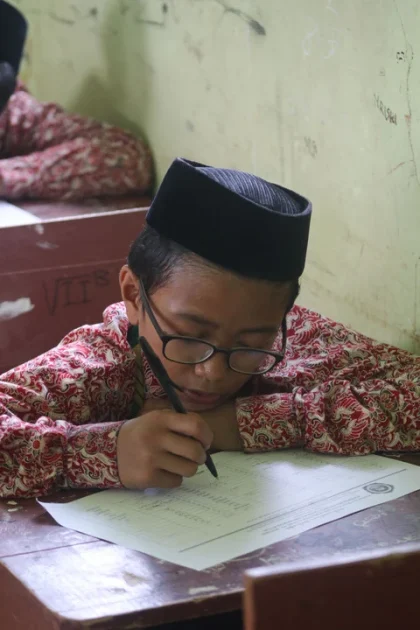 Diam, Duduk, Patuh: Hidden Curriculum dan Reproduksi Kuasa di Sekolah Indonesia