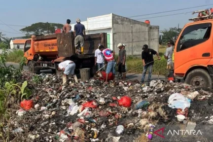 DLH Bekasi Kerahkan 5 Truk untuk Bersihkan Sampah Liar Jelang Normalisasi Saluran Balong Tua