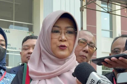 Dr. Tifa Tiba di PN Jaktim, Jalani Sidang Dakwaan Kasus Ijazah Palsu