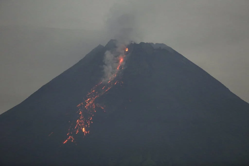 Gunung Merapi Meluncurkan Awan Panas, Cek Situasi Terbaru