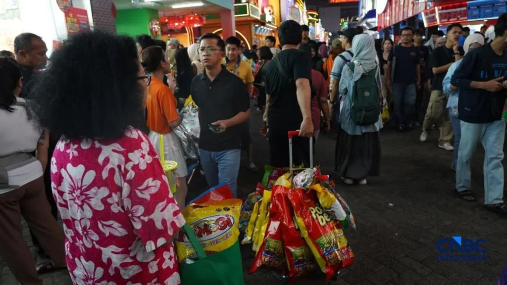 Jakarta Fair 2026 Dipadati Pengunjung, Jastiper Borong Barang hingga Kewalahan