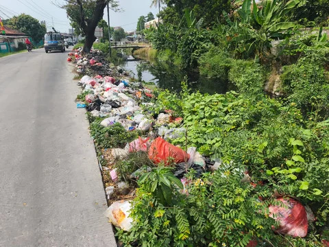 Jeritan Warga Bekasi Terkait Sampah Numpuk di Pinggir Jalan