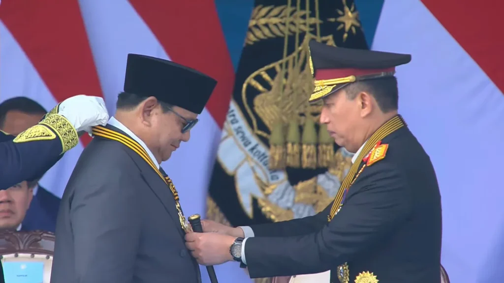 Kapolri Anugerahkan Medali Loka Praja Samrakshana kepada Presiden Prabowo