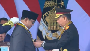 Kapolri Anugerahkan Medali Loka Praja Samrakshana kepada Presiden Prabowo