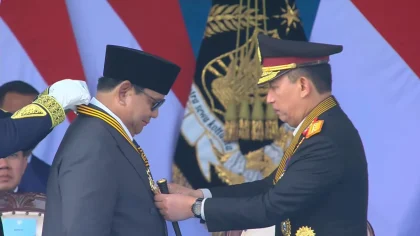 Kapolri Anugerahkan Medali Loka Praja Samrakshana kepada Presiden Prabowo