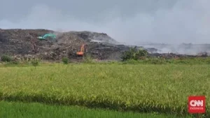 Kebakaran TPA Jatiwaringin Belum Padam, Api Terus Membumbung Tinggi