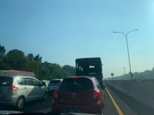 Kemacetan di Tol Jagorawi Capai 3 Km akibat Truk Patah Baut Roda