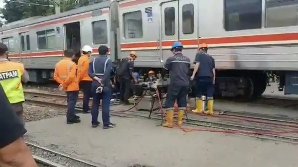 KRL Rangkasbitung-Tanah Abang Alami Gangguan Usai Insiden Diduga Bunuh Diri