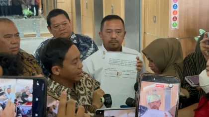 Menhut Tunjukan Surat Pengembalian Amplop Bupati Kuansing