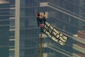 Pasangan Rusia Melakukan Aksi Nekat di Puncak Empire State Building