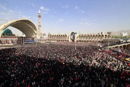 Pemimpin Tertinggi Iran, Ali Khamenei, Diberi Penghormatan Terakhir oleh Rakyat Iran