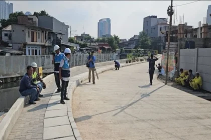 Pemprov DKI Jakarta Bangun Tanggul di Kali Grogol Kemanggisan