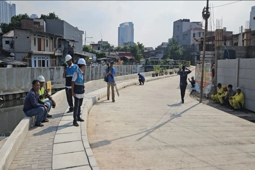 Pemprov DKI Jakarta Bangun Tanggul di Kali Grogol Kemanggisan