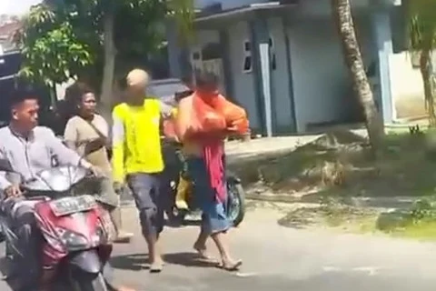 Pencuri 1,5 Kuintal Buah Naga di Banyuwangi Diarak Warga ke Polsek