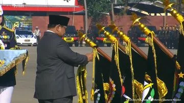 Prabowo Anugerahkan Tanda Kehormatan kepada 2 Satker dan 10 Polda