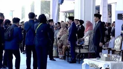 Prabowo Beri Hormat ke Jokowi saat Hadiri Upacara Hari Bhayangkara