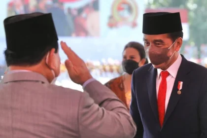 Prabowo Beri Hormat kepada Jokowi di Acara HUT Bhayangkara