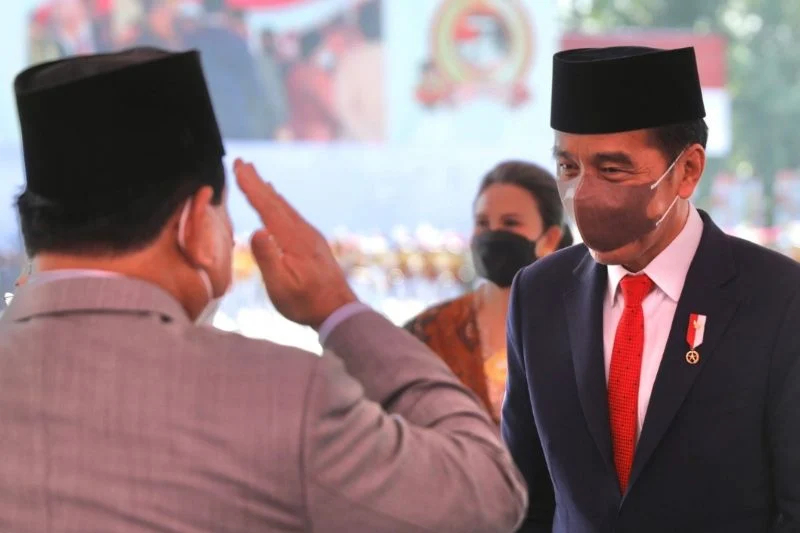 Prabowo Beri Hormat kepada Jokowi di Acara HUT Bhayangkara