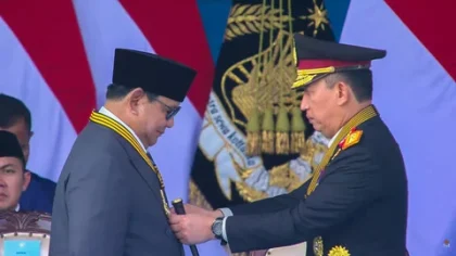 Prabowo Dianugerahi Medali Kehormatan Loka Praja Samrakshana