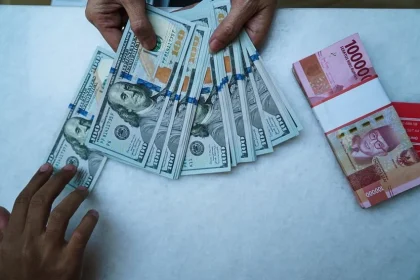 Rupiah Menguat Tipis ke Rp17.963 Lawan Dolar AS