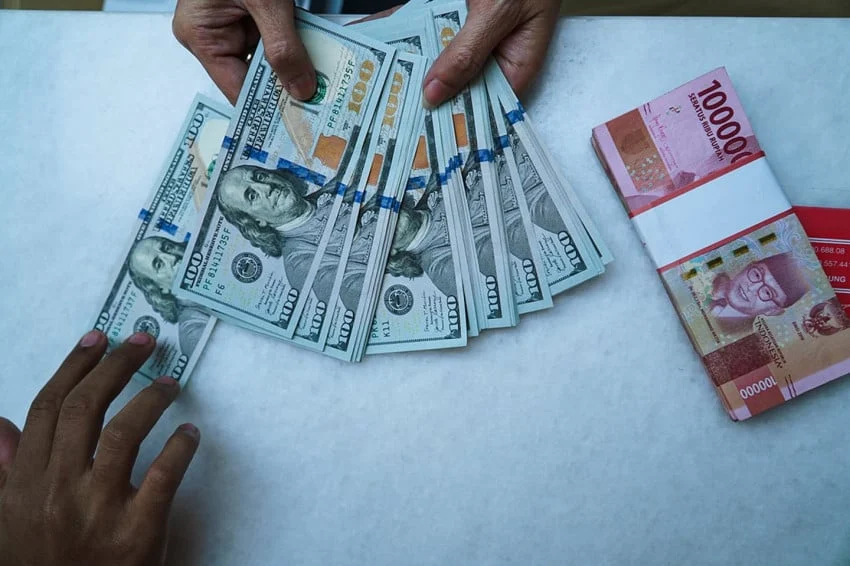 Rupiah Menguat Tipis ke Rp17.963 Lawan Dolar AS