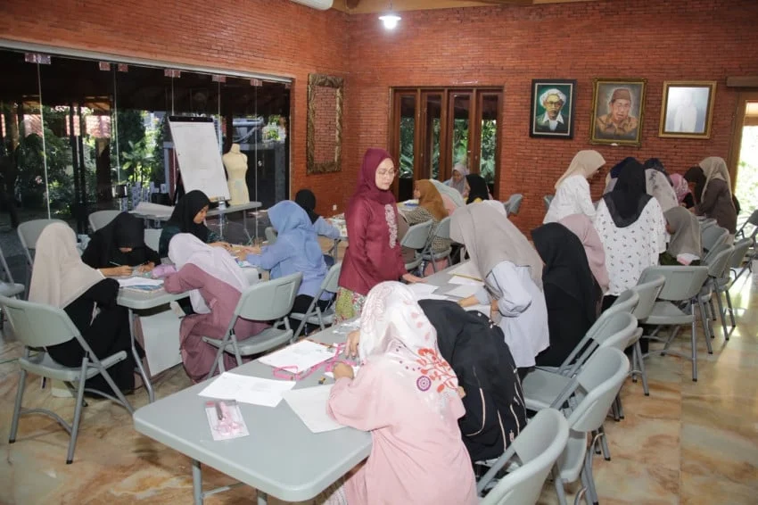 Rustini Muhaimin Dorong Kemandirian Santri Lewat Pelatihan Menjahit
