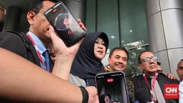 Sidang Perdana Kasus Ijazah Jokowi: Dokter Tifa Dikawal 25 Advokat