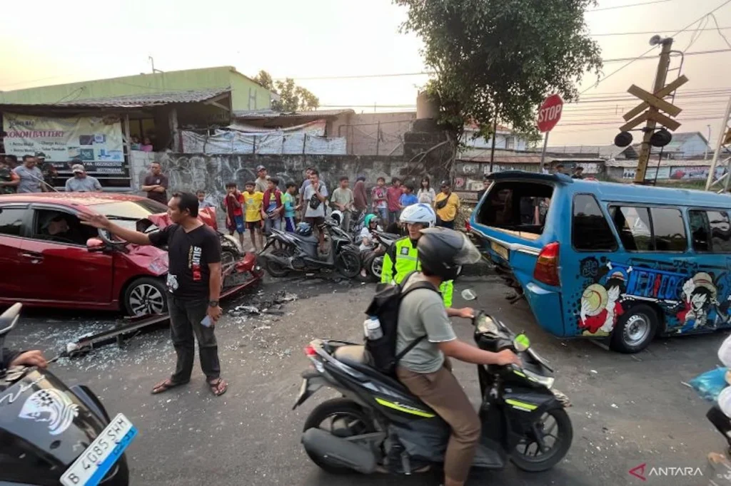 Tabrakan Beruntun 6 Kendaraan di Perlintasan KA Bogor, Diduga Akibat Pengemudi Gagal Menjaga Jarak Aman