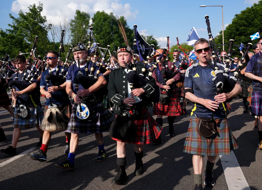 Tartan Army Menghiasi Jalan-Jalan di Skotlandia dengan Kon