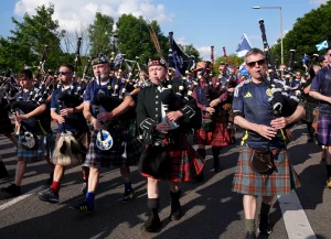 Tartan Army Menghiasi Jalan-Jalan di Skotlandia dengan Kon